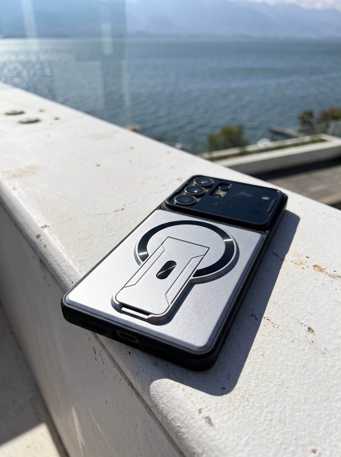Zephrio Magnetic Case with Invisible Stand